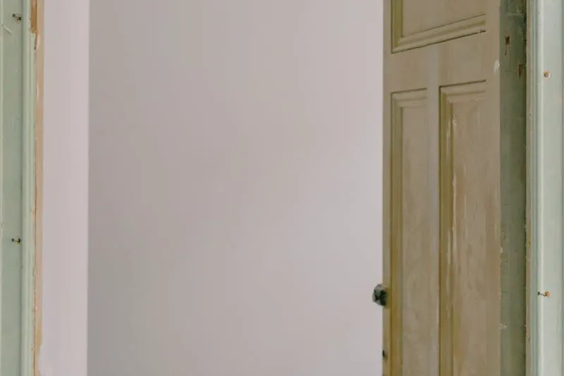 Loose top hinge causing a door to sag and drag on the floor